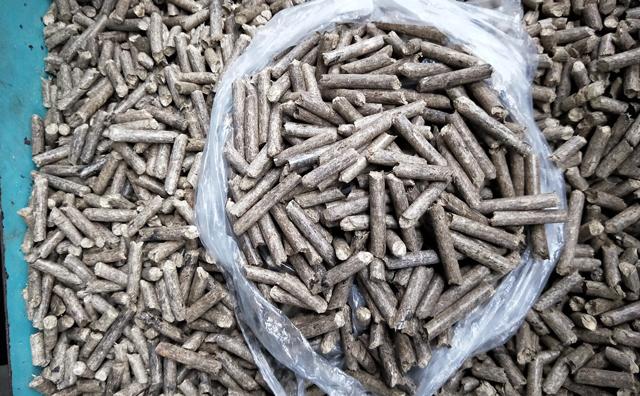 秸稈燃料顆粒機顆?；?/></p><p>據了解，通過水稻秸稈機械化滅茬深翻還田、玉米秸稈機械化撿拾打捆，深入推進秸稈飼料化、肥料化、能源化、原料化利用，消除我區水稻、玉米秸稈“站崗”浪費和因焚燒秸稈而造成的空氣污染現象，從而形成布局合理、多元利用的秸稈綜合利用產業化格局，建立可持續的農用物秸稈綜合利用長效機制，全面實現玉米、水稻等農作物秸稈資源化利用，促進資源節約、環境保護、農民增收和農業可持續發展。</p><p><br/></p><div   id=